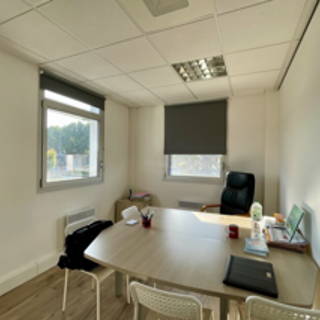 Bureau privé 12 m² 2 postes Coworking Rue de Wambrechies Marquette-lez-Lille 59520 - photo 1